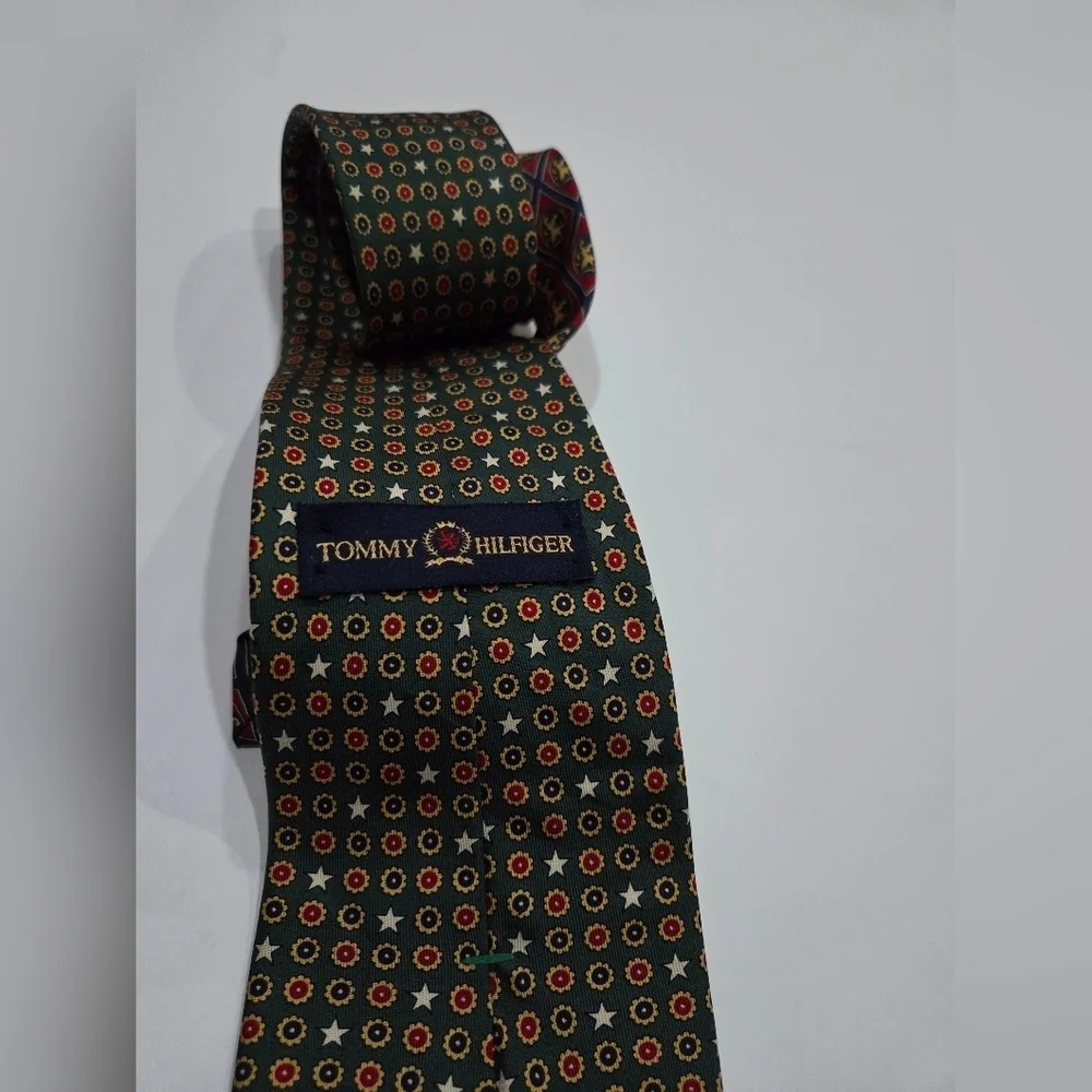 Vintage Tommy Hilfiger Patterned Green and Red Men's Tie